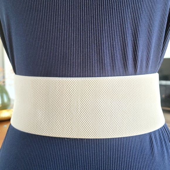 💥FREE with 3/$30 BUNDLE💥 White Belt with Gold Buckle - Picture 3 of 7